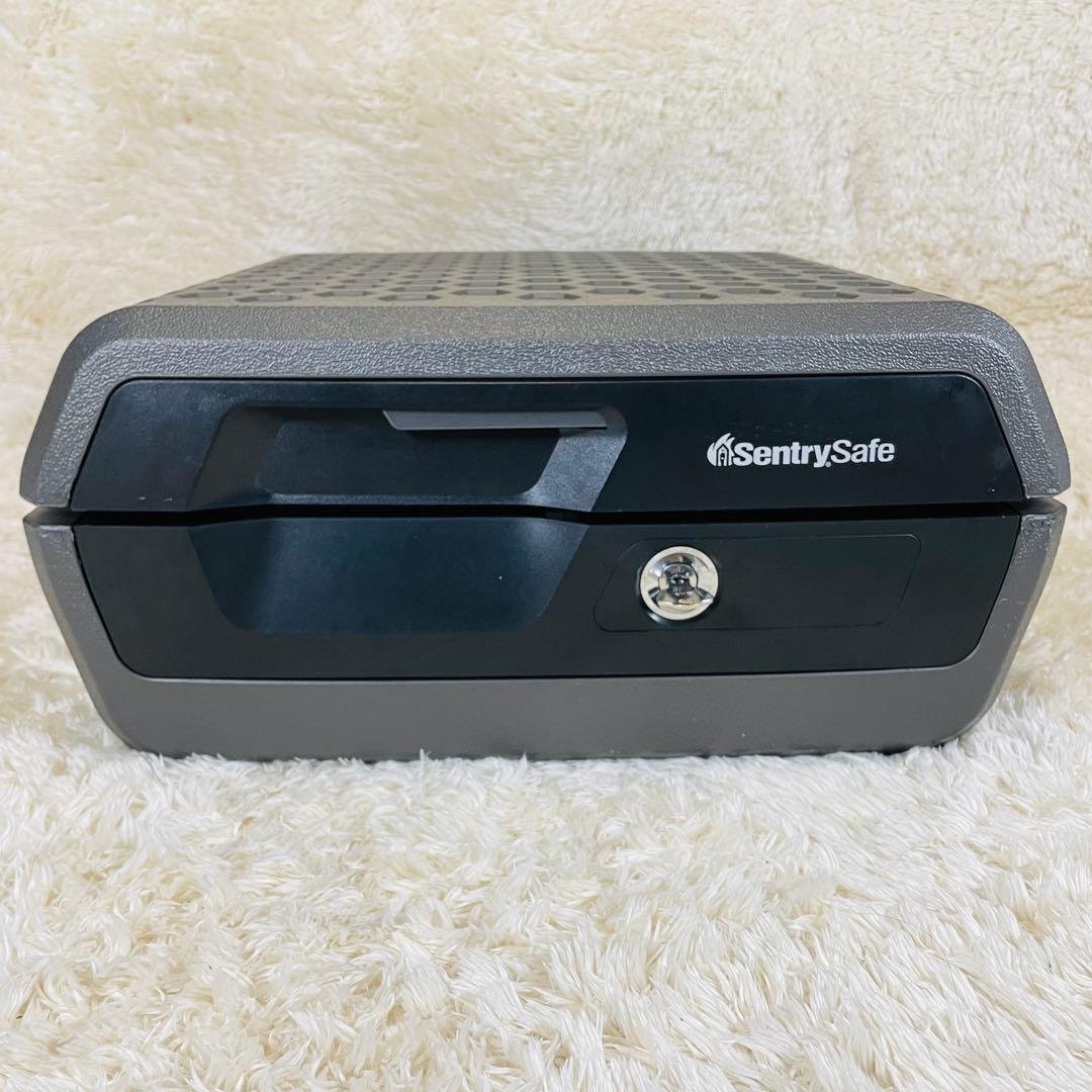 SentrySafe 耐火　防水　ポータブル金庫 フラットキー　CWシリーズ　黒