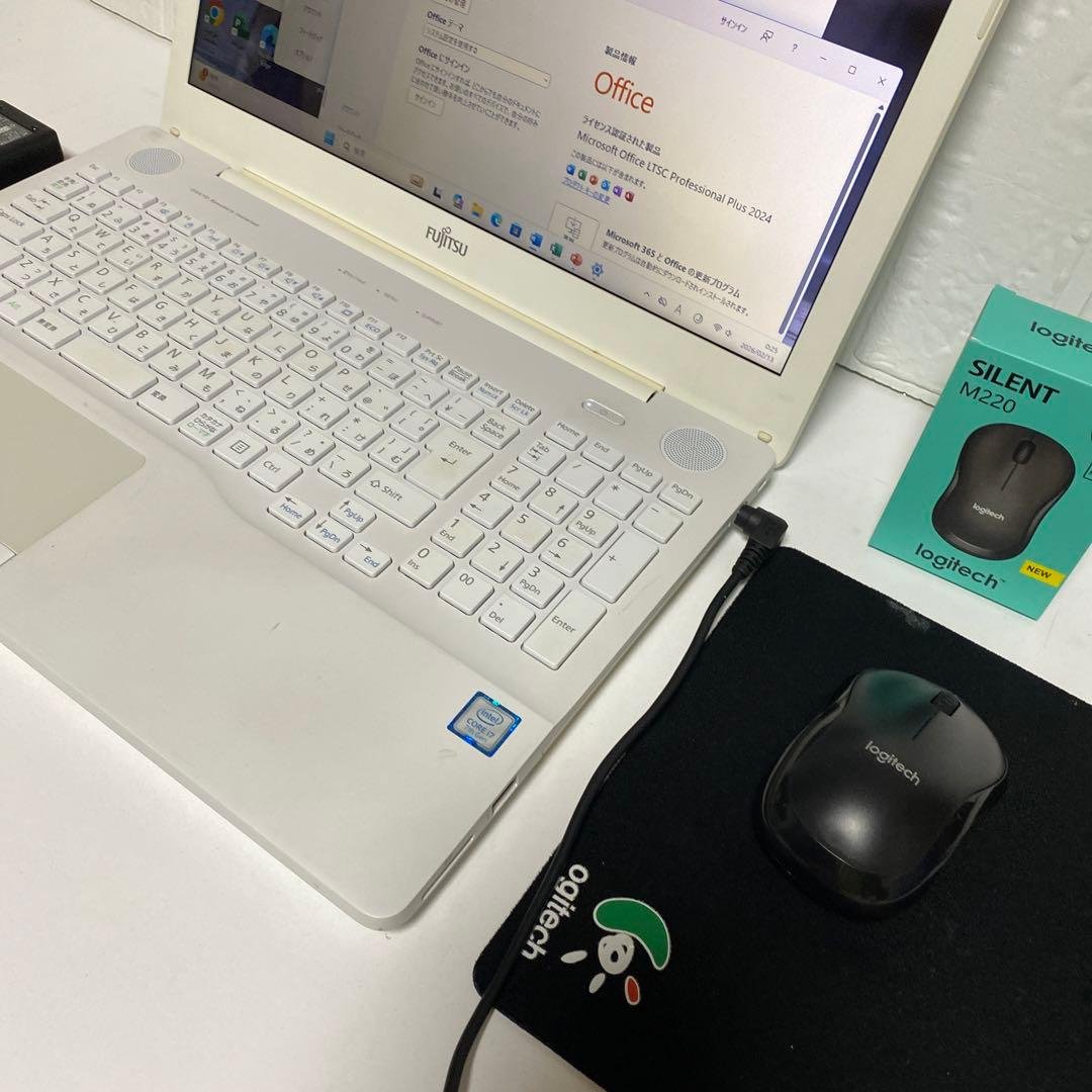 Windows11 オフィス付きSSDサクサク起動　Corei7 ホワイト富士通