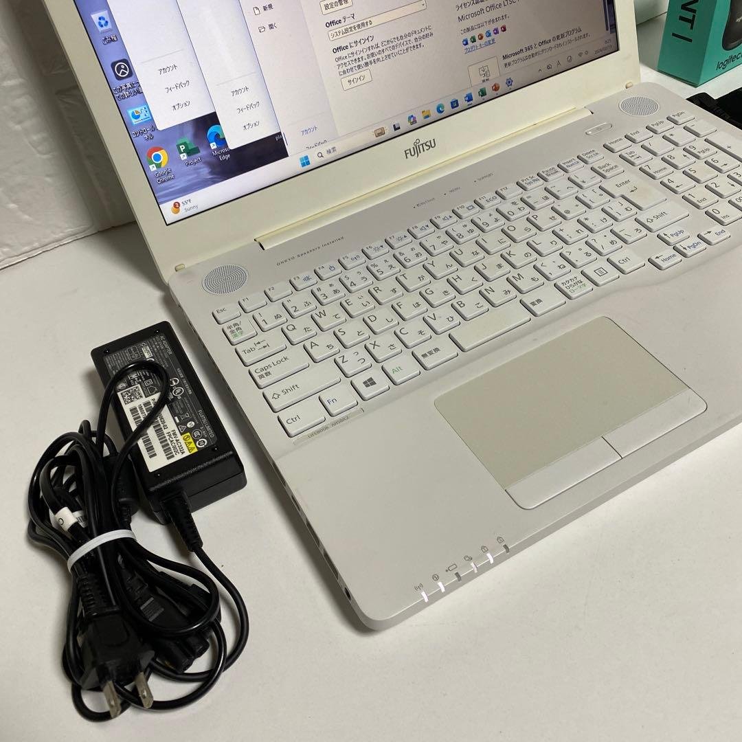 Windows11 オフィス付きSSDサクサク起動　Corei7 ホワイト富士通